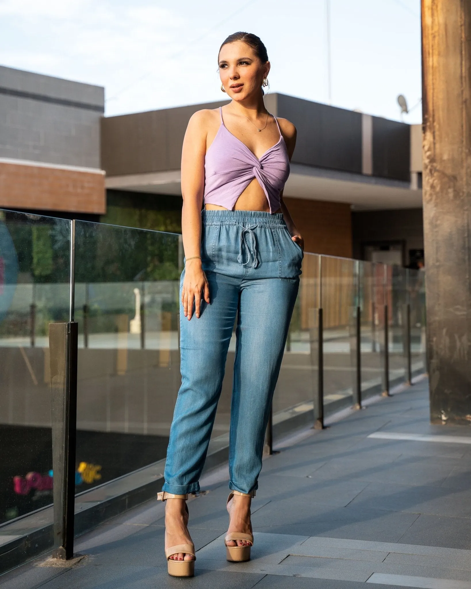 Top cropped con nudo delantero y abertura