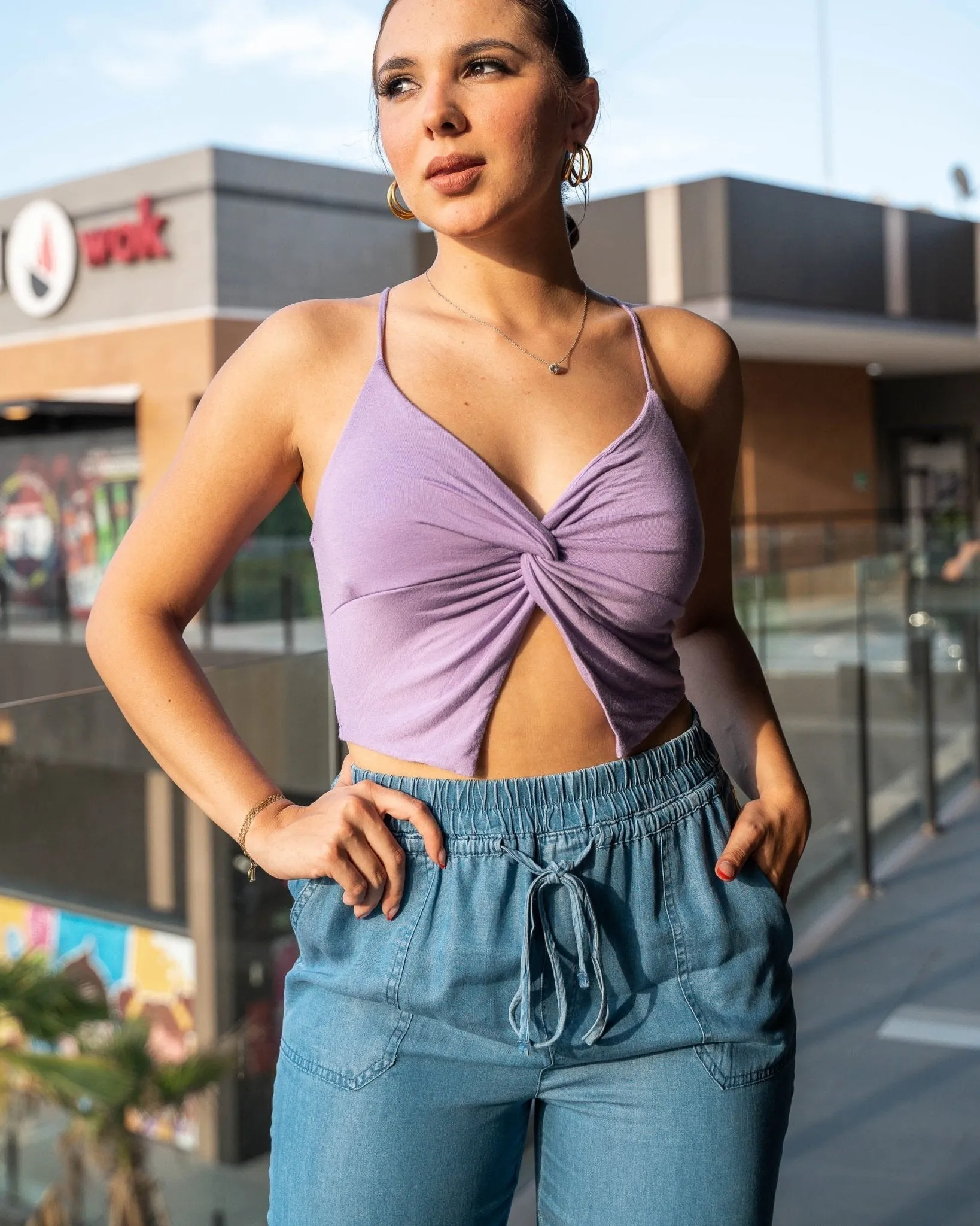 Top cropped con nudo delantero y abertura